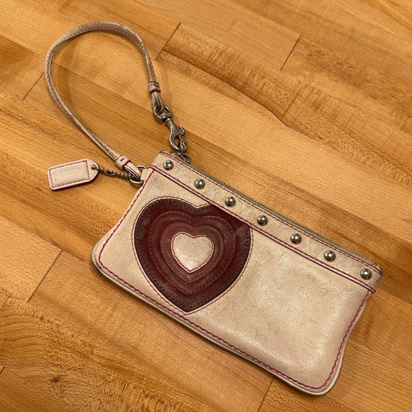 VTG Coach LTD edition Heart wristlet white leather w/pink heart & silver studs - Picture 1 of 10